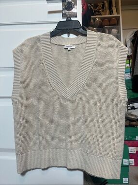 Madewell Women’s Sleeveless V-Neck Knit Vest in Light Beige